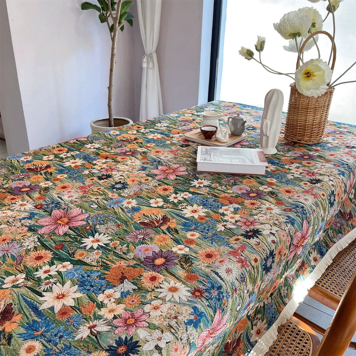 HomeTaro Vintage Floral Jacquard Tablecloth with Tassels